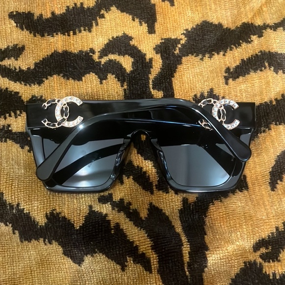Chanel black sunglasses - Picture 3 of 3